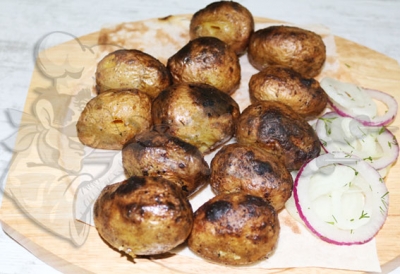 Картофель на мангале (с салом)